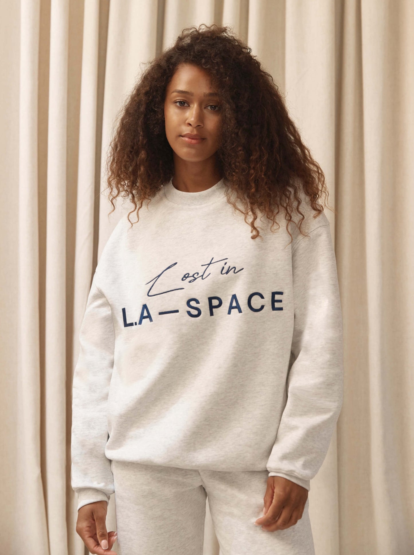 'LOST IN L.A-SPACE' EMBROIDERED SWEATSHIRT IN LIGHT GREY MARL