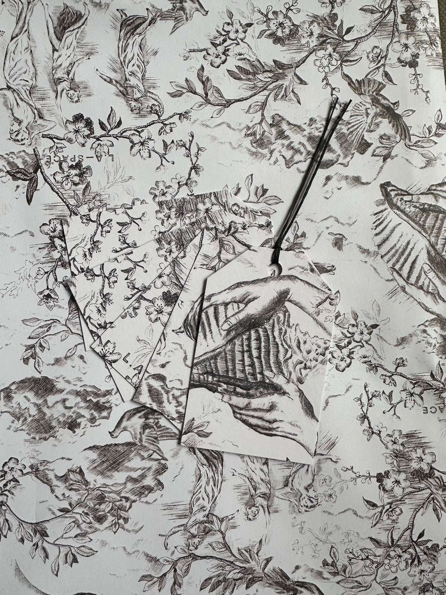 5 Signature Toile Gift Wrap Sheets & 5 Tags