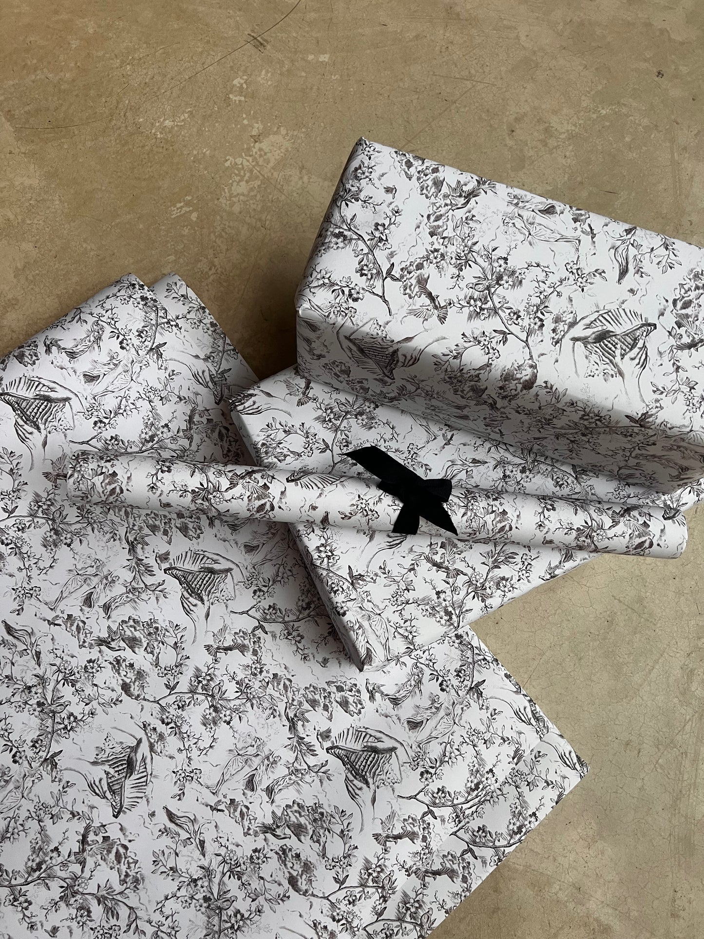 5 Signature Toile Gift Wrap Sheets & 5 Tags